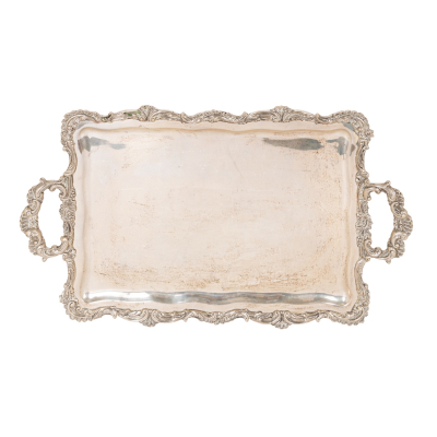 Bandeja con asas en plata punzonada con decoraci&oacute;n perimetral de motivos vegetales, s.XX.