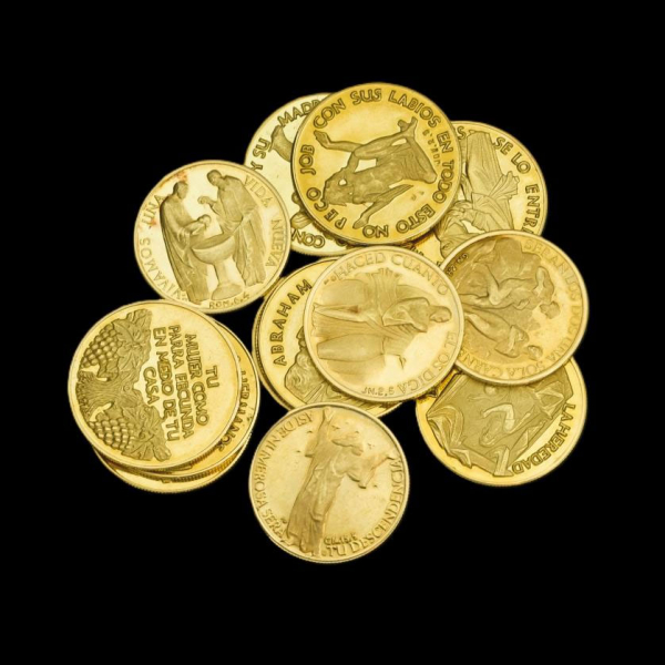 Lote de trece medallas conmemorativas de oro ley 917 con motivos religiosos y un peso total de 157,15 gr.