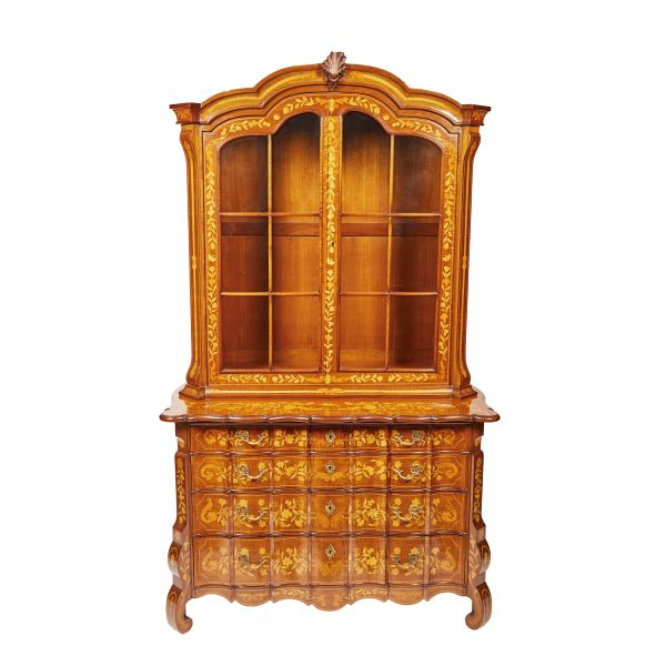 Vitrina estilo holandés en madera de palo rosa con marqueterías en boj de motivos florales, cornucopias y aves, c.1970. Cómoda inferior con cuatro cajones en cintura, uno abatible de doble escritorio tapizado en cuero negro.