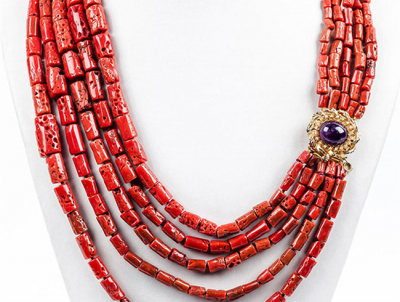 Collar formado por cinco vueltas escalonadas de cuentas cilíndricas de coral rojo, en disminución.