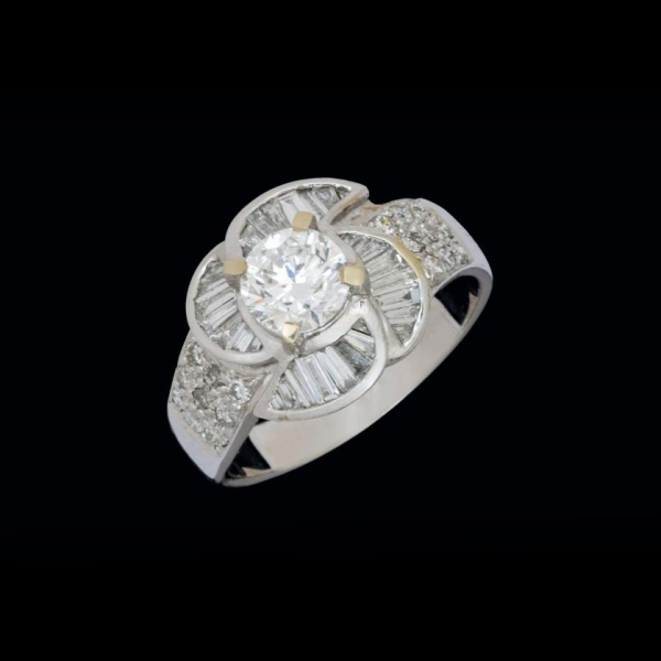 Anillo de oro blanco 18 k. y diamantes 0,60 cts. aprox. 