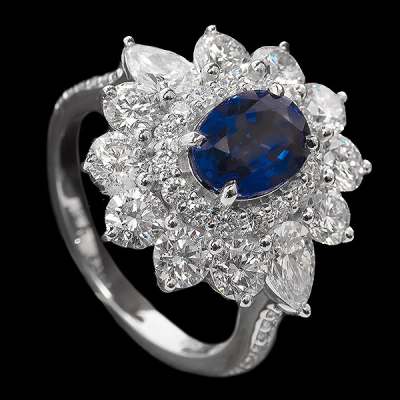 Sortija rosetón en oro blanco con zafiro de Ceylan talla oval, 1,93 ct aprox. y doble orla y brazos de diamantes tallas brillante