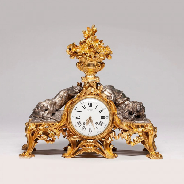 Reloj de sobremesa Denière de doble esfera estilo Napoleón III, Francia siglo XIX, con escenas de caza. Bronce dorado.