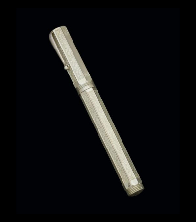 Estilográfica Montegrappa &quot;80 Aniversario&quot;.   Realizada en plata con cuerpo prismático. Numerada 0487-1912.