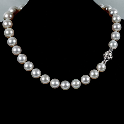 Excepcional collar-chocker de 31 grandes perlas australianas, de suave oriente y calidad gema con s&oacute;lido cierre en bola de oro blanco 18 K 