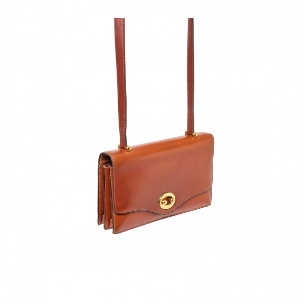 HERMÈS. Bolso en cuero marrón con cierre en metal dorado, 1945, con el sello Hermes París en dorado.