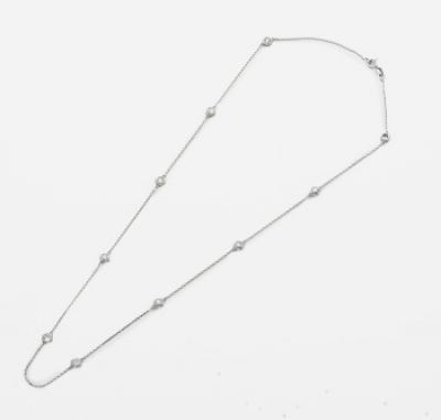 Gargantilla en oro blanco y 10 diamantes talla brillante alternados con un peso total de 1 cts.