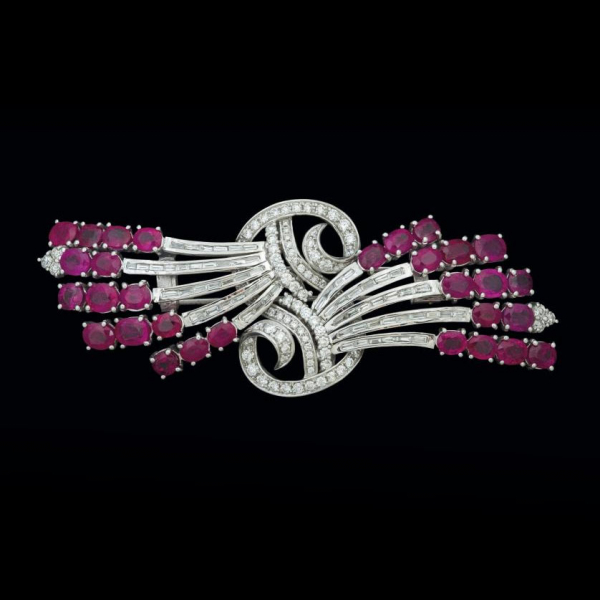 Gran broche de oro blanco de 18 K. con rub&iacute;es talla oval (21,30 cts.), brillantes y diamantes alla esmeralda  