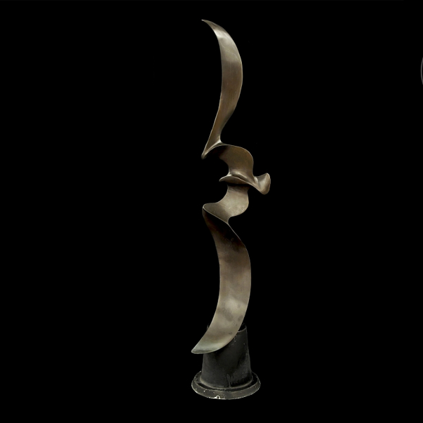 Hattakitkosol Somchai (1934-2000) "P&aacute;jaro en vuelo".  Escultura de bronce