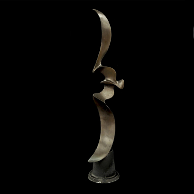 Hattakitkosol Somchai (1934-2000) "P&aacute;jaro en vuelo".  Escultura de bronce