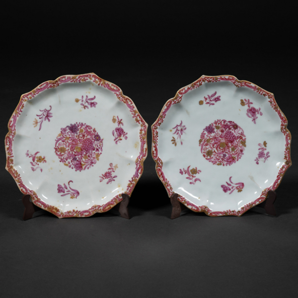Pareja de platos en porcelana china compañía de Indias familia rosa del siglo XVIII
