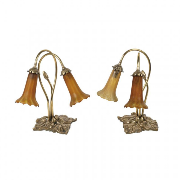 Pareja de lámparas de sobremesa de estilo Art Nouveau. En bronce dorado 