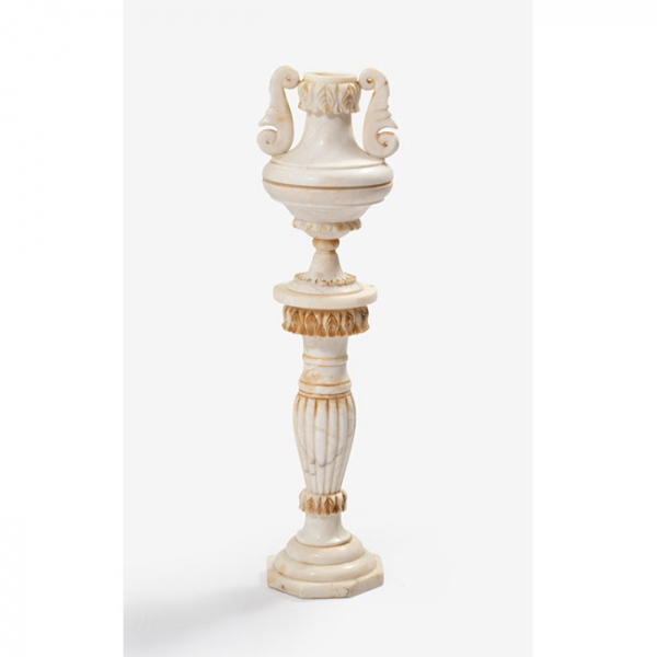 Columna con copa con luz interior en alabastro tallado Estilo Luis XVI.  Mediados S. XX