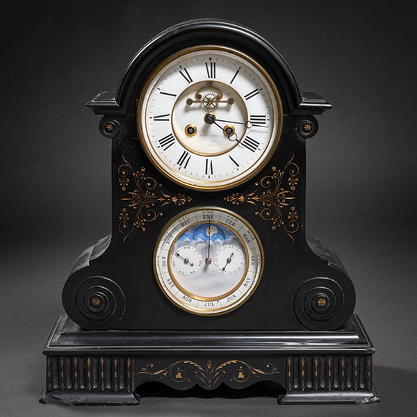 Reloj de sobremesa realizado en mármol negro firmado "Peña y Sobrino" con dos esferas en porcelana de finales del siglo XIX-XX.