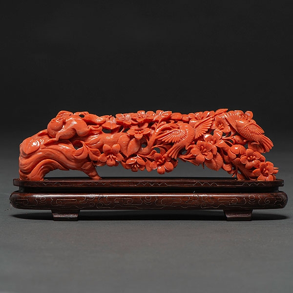 &quot;Pájaros y Animales&quot; grupo escultórico en coral rojo tallado. Trabajo Chino, Primer tercio del siglo XX