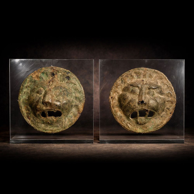 Pareja de Placas decorativas de sarc&oacute;fago o armadura romana en bronce, Alto Imperial (Siglo I - II d.C.).