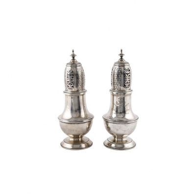 Pareja de sugar caster de plata, c. 1910.   Marcas de localidad de Birmingham, de Mappin &amp; Web.