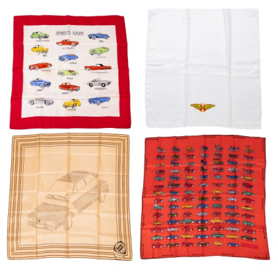 Lote compuesto por cuatro pa&ntilde;uelos, tres de tem&aacute;tica automovil&iacute;stica y uno de aviaci&oacute;n en seda de tonalidades rojas, blancas y marrones. En buen estado.