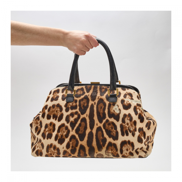 DOLCE & GABBANA. Bolso de mano en piel de potro con estampado de leopardo y cierre de pinza con dos compartimentos exteriores.