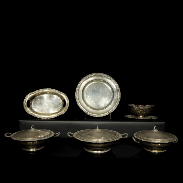Conjunto de seis objetos de plata, s.XX.   Plata punzonada de ley con decoración de molduras gallonadas