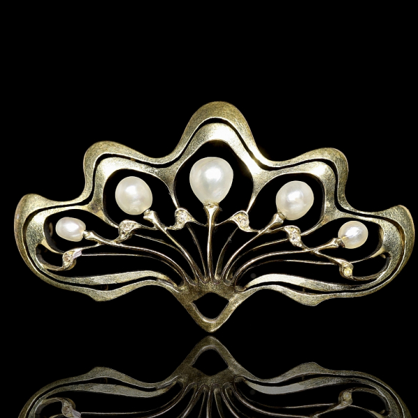 Broche victoriano de oro amarillo 18k con perlas y diamantes talla brillante en estructura ovalada. 