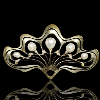 Broche victoriano de oro amarillo 18k con perlas y diamantes talla brillante en estructura ovalada. 
