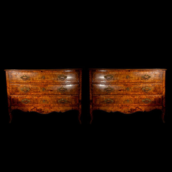 Pareja de cómodas italianas en madera de nogal y bronce, Siglo XVIII. 