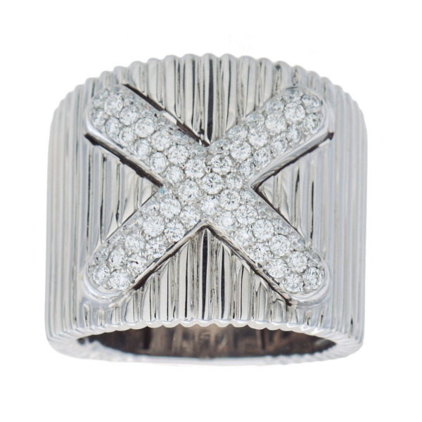 Sortija en oro blanco con decoración de líneas verticales y cruz de pavé de diamantes talla brillante.