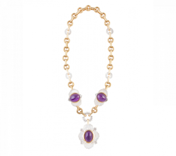 Collar con grandes centros de cabuchones de amatista, cuarzo gallaonado y matizado y brillantes, En oro amarillo de 18K.
