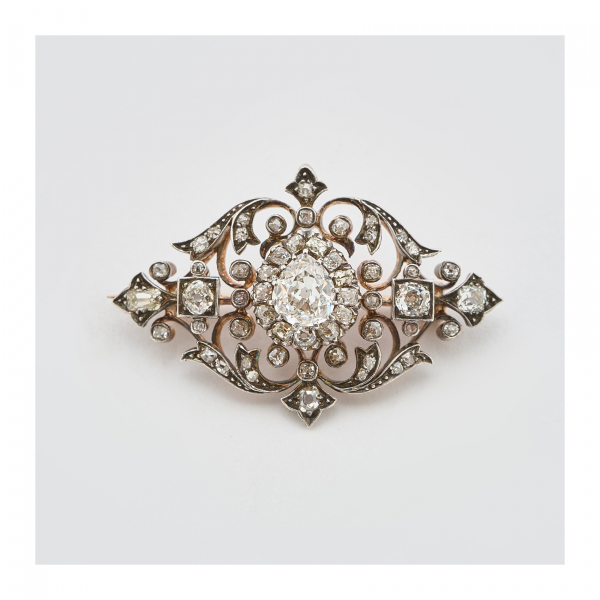 Broche isabelino en oro y vistas en plata con rosetón central y calado de diamantes tallas perilla , brillante y cojín antiguas, tercer cuarto del s.XIX.