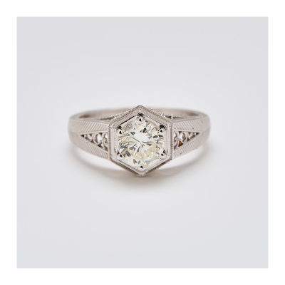 Sortija solitario en platino con diamante talla brillante engastado en garras, c.1940.