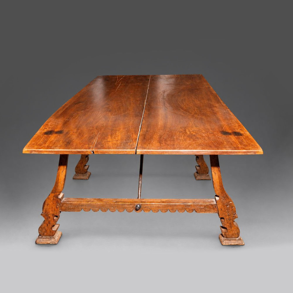 Mesa de nogal de gran formato con tablero en dos piezas &ndash; siglo XVII.
