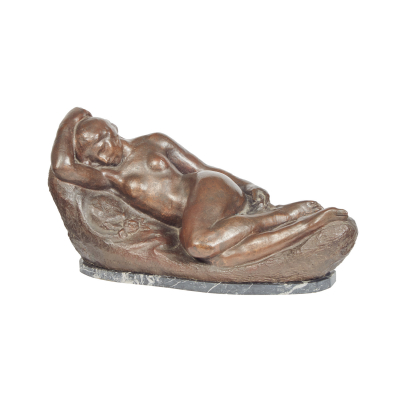 Enric Casanovas Roy (Barcelona, 1882-1948) Desnudo sobre rosas. Escultura en bronce patinado sobre base en mármol negro veteado.