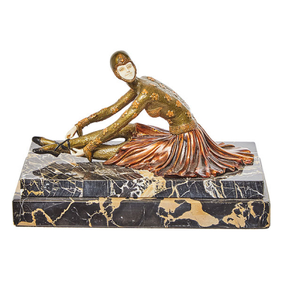 Escuela europea, s.XX. Bailarina sedente. Escultura criselefantina estilo Art Deco en bronce esmaltado y marfil según modelo de D.C. Chiparus