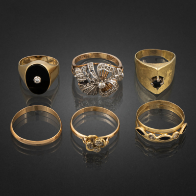 Conjunto de cinco sortijas y una alianza en oro amarillo y oro rosa de 18 kt.