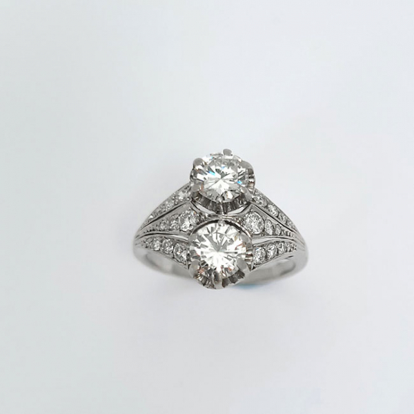 Bella sortija vintage en platino, estilo &#039;decó&#039;, con un par de limpios y blancos diamantes naturales, talla brillante 