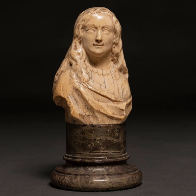 &quot;Busto de Caballero&quot; Figura exenta o de bulto redondo en marfil tallado. Trabajo Francés, Siglo XIX