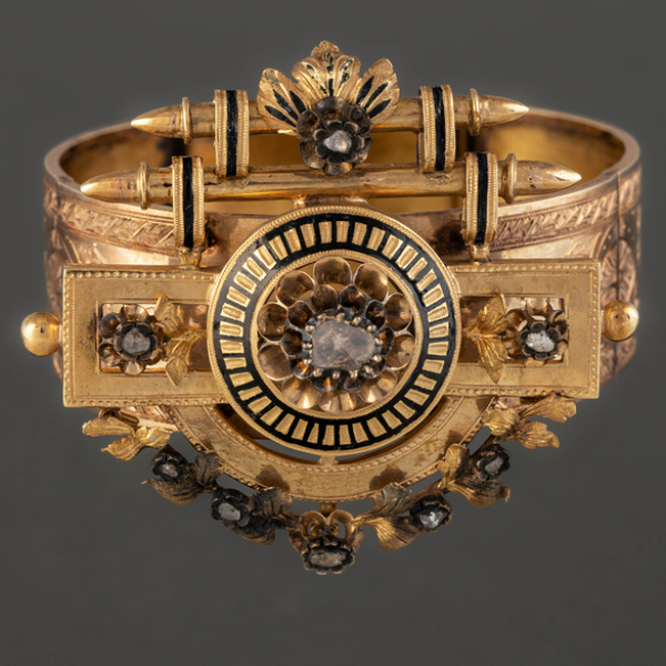 Pulsera ancha época Isabelina con diamantes talla rosa con esmalte en oro amarillo de 18kt.