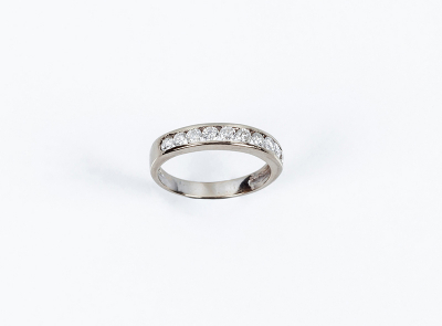 Anillo media alianza en oro blanco con banda de limpios y blancos diamantes, talla brillante