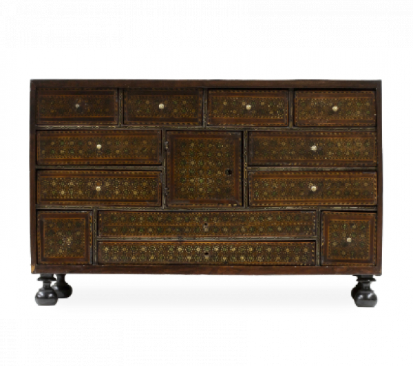 Escritorio con caja de madera de palosanto con taracea geométrica de estrelllas, de hueso y maderas teñidas.  Trabajo granadino, S. XVII. 