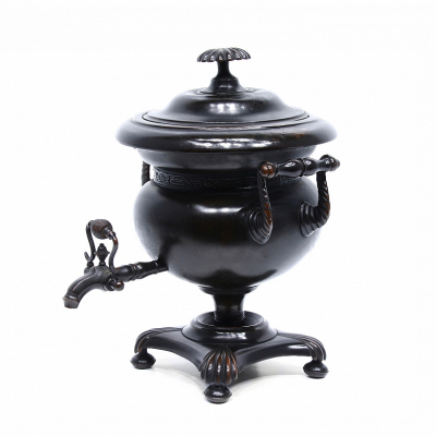 Samovar de latón patinado, S.XX.   Recipiente curvo con asas y tapa con grifo para líquidos.