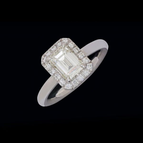 Anillo diamante talla esmeralda 1,14 cts en oro blanco de 18 K. orlado por brillantes  