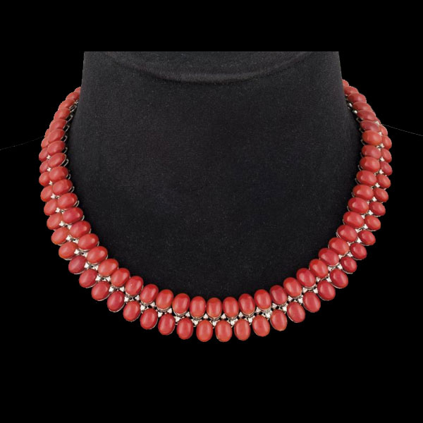 Importante collar de oro blanco de 18 K. con coral de intenso color adornados por diamantes (1,28 cts.).