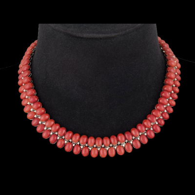 Importante collar de oro blanco de 18 K. con coral de intenso color adornados por diamantes (1,28 cts.).