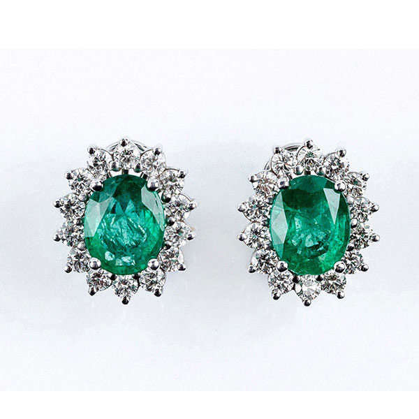 Espl&eacute;ndidos pendientes en oro blanco con bella esmeralda colombiana