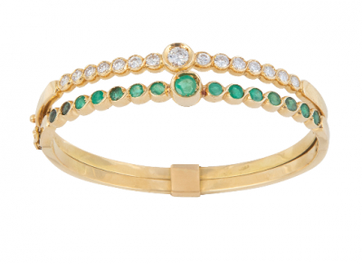 Brazalete con dos aros rígidos de chatones de brillantes y esmeraldas.   En oro amarillo de 18 K.