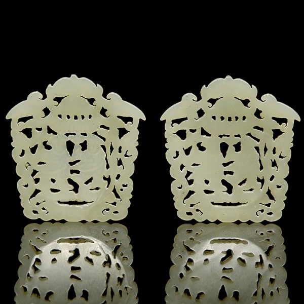 Pareja de placas de jade "Personajes".  Dinast&iacute;a Qing (1644-1912).