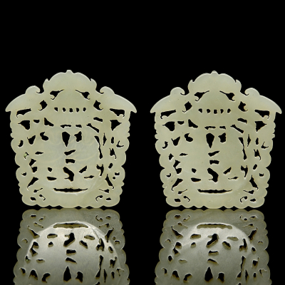 Pareja de placas de jade "Personajes".  Dinast&iacute;a Qing (1644-1912).