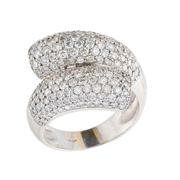 Sortija diseño bombé en oro blanco con centro cruzado de pavé de diamantes talla brillante. Peso diamantes: 1,50 ct. aprox.