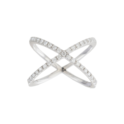 Sortija diseño cruzado en oro blanco con diamantes talla brillante engastados en garras.